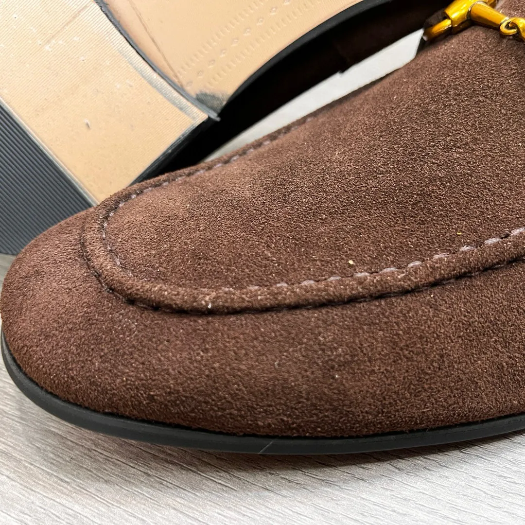 Factory price: 500💰-Gucci men’s formal leather shoes! Genuine molded horsebit, a classic must-have for your shoe cabinet! The feet are particularly delicate! This Gucci original version is a set last, and we are consistent with the counter! Therefore, it is more comfortable in terms of last shape and comfort! Take it to the counter and compare at will! Good shoes are more than just what they make! But grasp the essence from the inside out! Material: Imported first-layer frosted cowhide! Genuine leather outsole imported from Italy, size: 39-44 (38/45 customized, non-refundable)